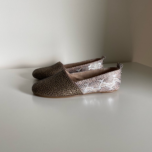 NWOT House of Harlow 1960 Stud Kye Flat - Picture 5 of 13